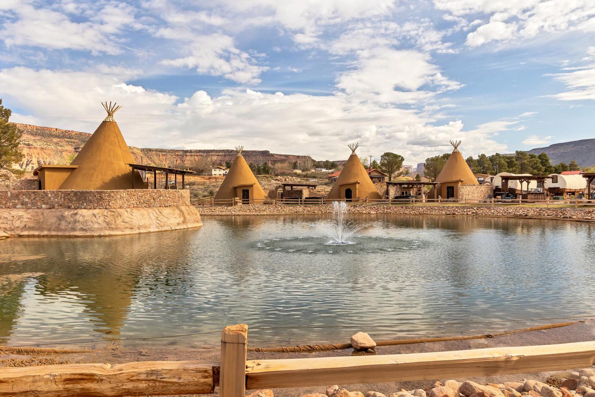 Zion White Bison Glamping & Rv Resort Virgin Ngoại thất bức ảnh